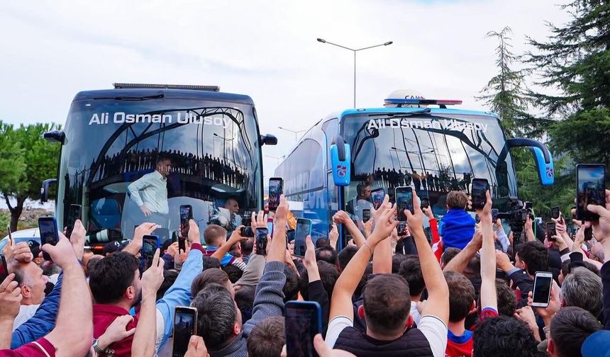 Trabzonspor’a taraftarından Samsun yolunda sürpriz! Yolu kesip, tezahürat yaptılar...