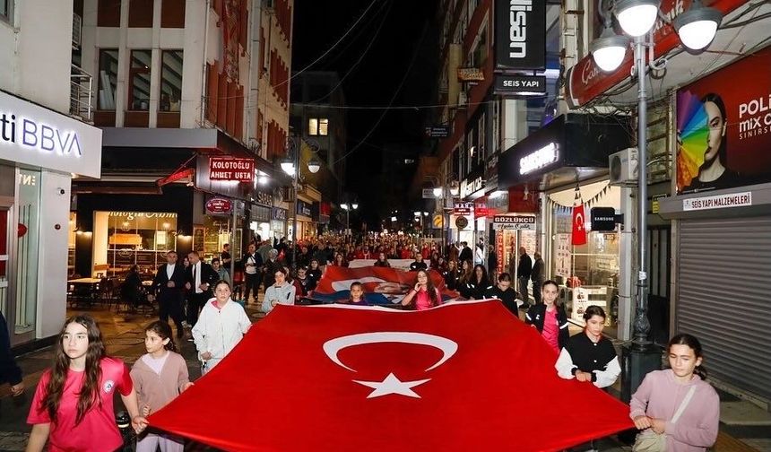 AKÇAABAT’TA CUMHURİYET COŞKUSU SOKAKLARA TAŞTI