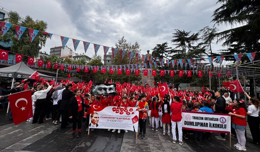 TRABZON'DA CUMHURİYET COŞKUSU MEYDAN'A TAŞTI: DUMLUPINAR İLKÖĞRETİM OKULU'NDAN 29 EKİM'E DAMGA VURAN KUTLAMA