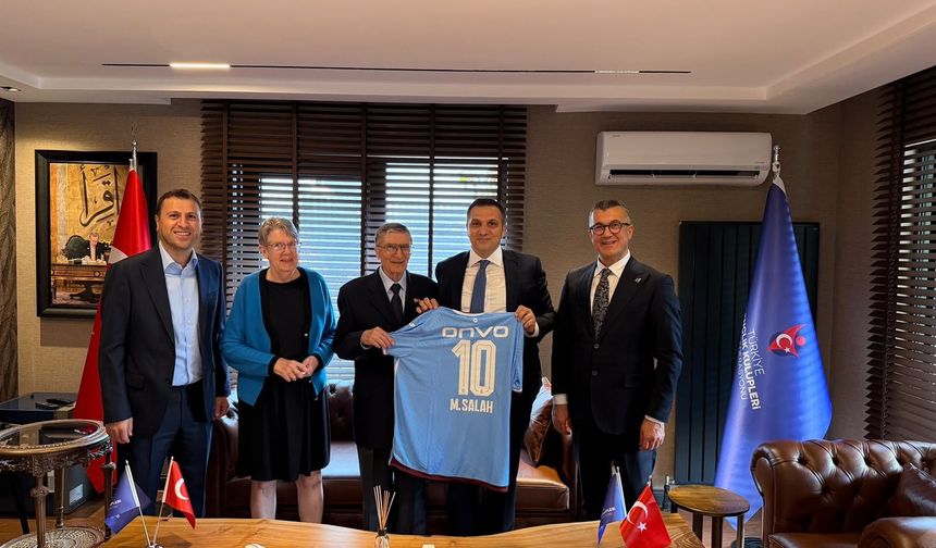 NOBEL ÖDÜLLÜ AZİZ SANCAR'A TRABZONSPOR FORMASI