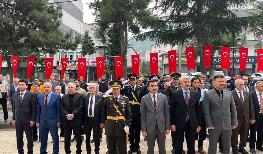 ARAKLI BELEDİYE BAŞKANI DR. HÜSEYİN AVNİ COŞKUN ÇEBİ, ÇELENK SUNMA TÖRENİNE KATILDI
