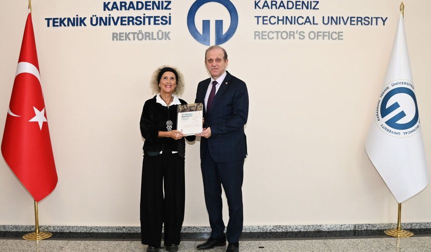 Prof. Dr. Sonay ÇEVİK’ten Rektör Prof. Dr. Çuvalcı’ya “Trabzon Sokakları” Kitabı
