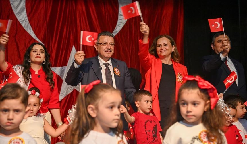 BAŞKAN GENÇ, MİNİKLERİN CUMHURİYET COŞKUSUNA ORTAK OLDU