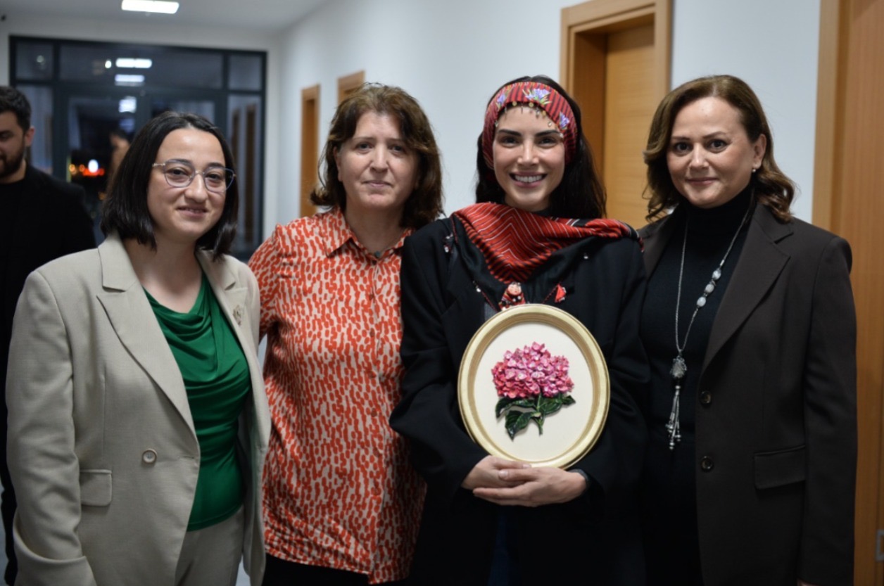 89D9D9C8 Dfcc 4833 Af2E E643207Aa763