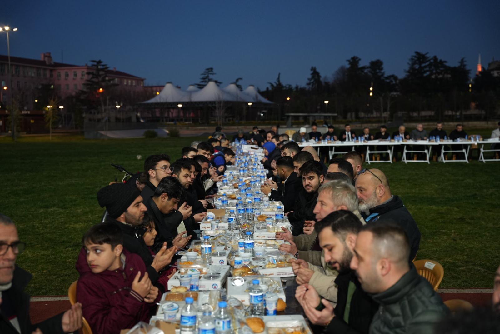 Fbca8085 7B50 4Efa 9Fa0 E799Edbb7B9C