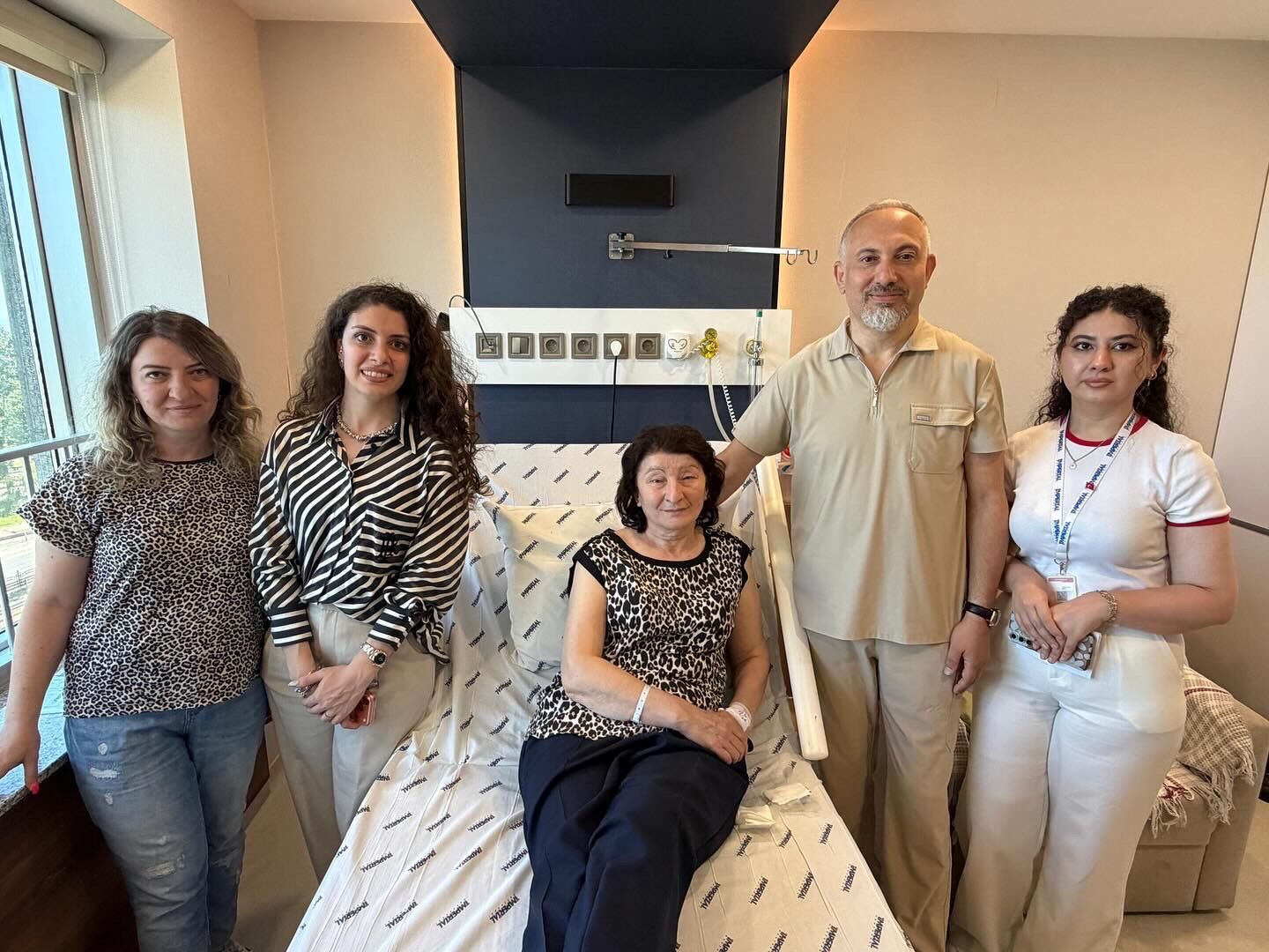 Gürcistan’dan gelen hasta Özel İmperial Hastanesi’nde Kornea Nakli ile yeniden görmeye başladı.