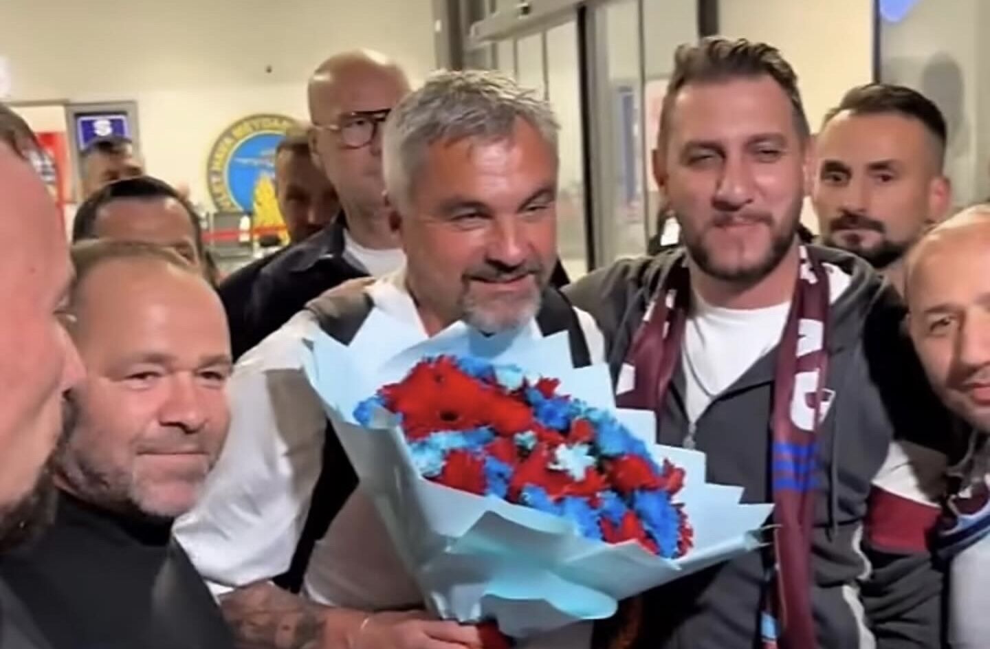 Thomas Reis Trabzon’a İner İnmez atkısını taktı, taraftarlarla üçlü çektirdi