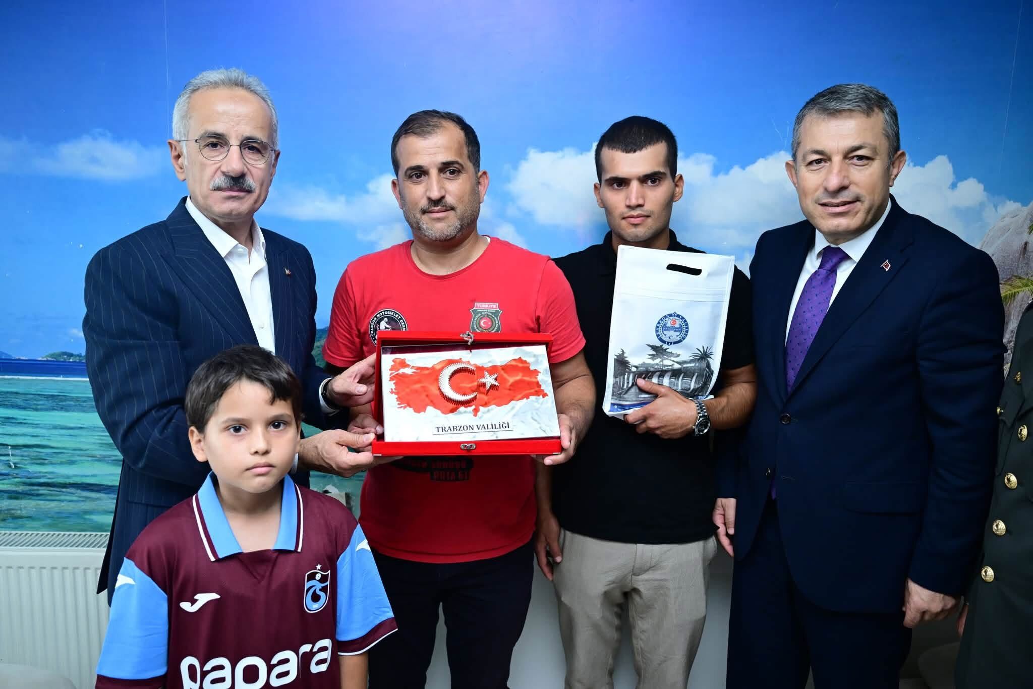 Bakan Uraloğlu Trabzon’da Gazi Sedat Bayrak’ı Evinde Ziyaret Etti